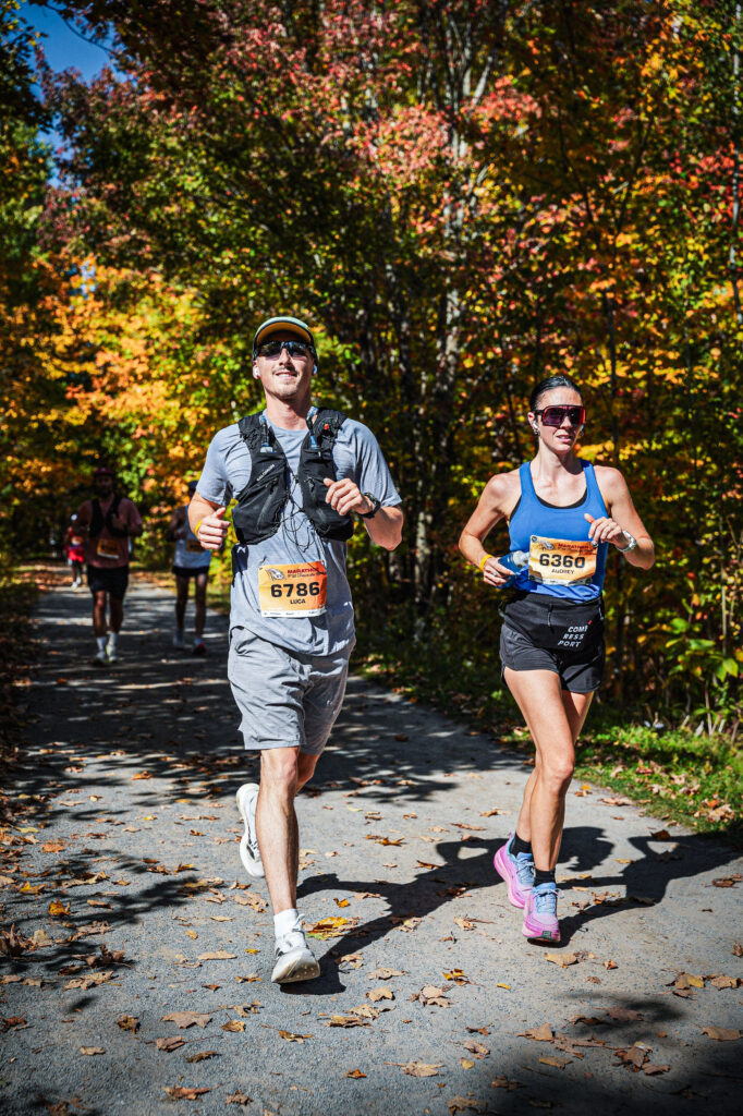 Audrey Bélanger-Leclair participant à un marathon, illustrant la préparation nutritionnelle et le carb loading avant une course d'endurance.